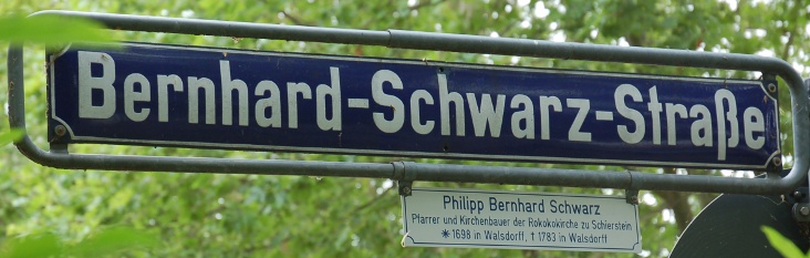 Neue Erläuterungen unter dem Straßenschild