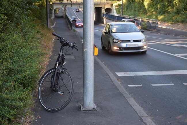 Mast mitten auf dem Gehweg