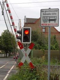 Neues Schild am Bahnübergang Freudenbergstraße