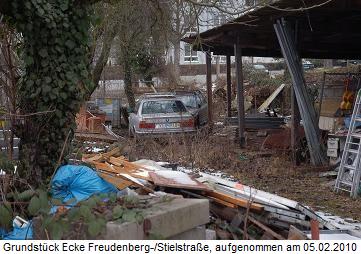 Aufnahme des Grundstücks mit zwei Autowracks am 05.02.2010